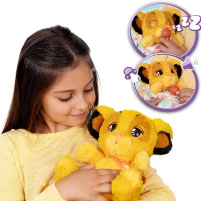 Menina a segurar peluche de leão amarelo com olhos grandes e duas imagens circulares a mostrar funções do peluche