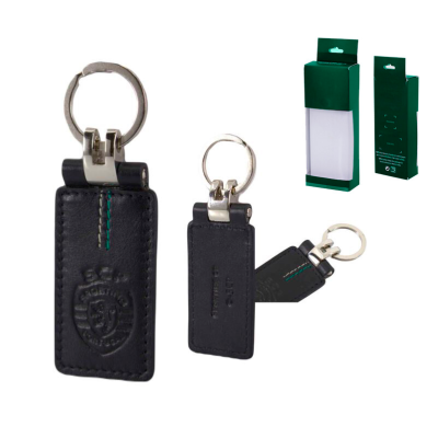 Porta-chaves em pele preta com argola metálica e embalagem verde