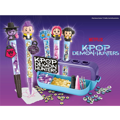 Conjunto de canetas e acessórios K-Pop Demon Hunters da Netflix com personagens coloridos e glitter.