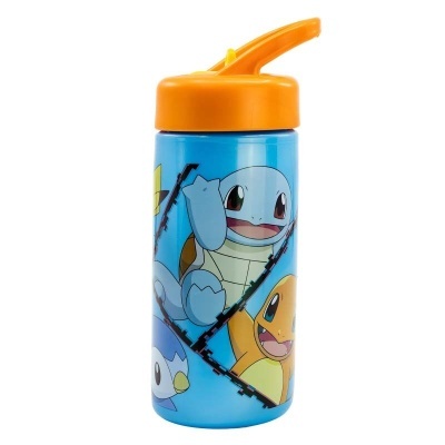 Garrafa de plástico azul com tampa laranja e bico para beber decorada com personagens Pokémon
