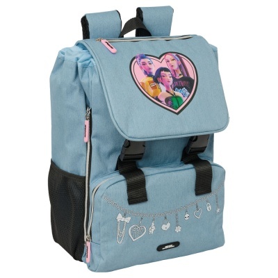 Mochila azul clara com estampa de personagens femininas dentro de coração e desenhos de pingentes na frente