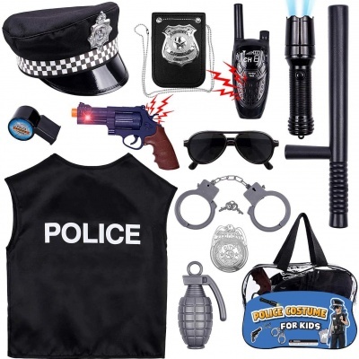 Conjunto de fantasia de polícia para crianças com vários acessórios e roupa preta com texto POLICE.