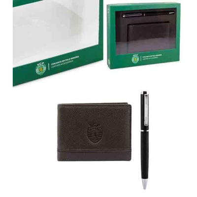 Carteira castanha escura em pele com emblema do Sporting, caneta preta e embalagem verde.