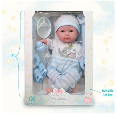 Boneca bebé com roupa azul e branca dentro de caixa de presente decorada