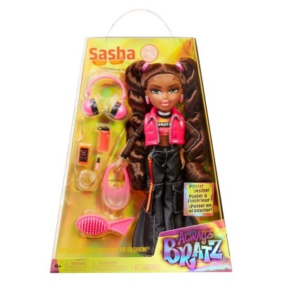 Boneca Sasha Always Bratz com acessórios rosa e dourados embalada em caixa transparente amarela