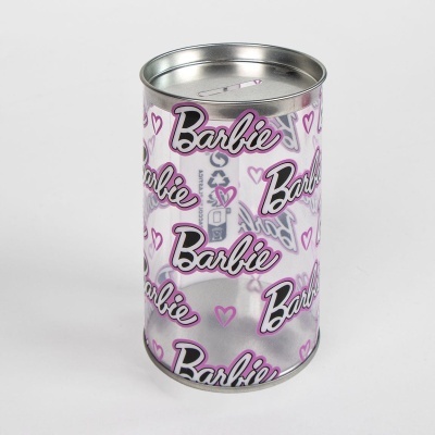 Lata metálica com padrão repetido da palavra Barbie e corações