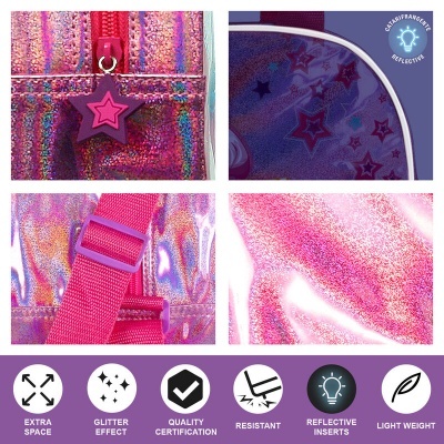 Detalhes da mochila rosa metalizada com etiqueta estrela, alça ajustável e efeito glitter