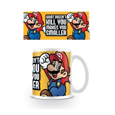 Caneca branca com personagem de videojogo e texto em inglês sobre fundo amarelo.