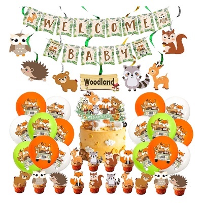 Decoração festa 'Woodland' para bebés com balões coloridos, cupcakes e bandeirolas de animais da floresta.