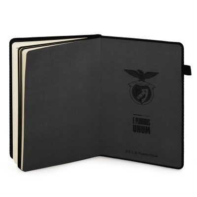 Caderno preto aberto com texto e símbolo na capa interior