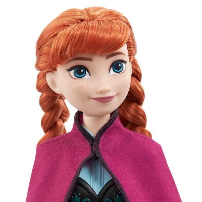 Boneca da personagem Anna com cabelo ruivo e capa rosa escuro
