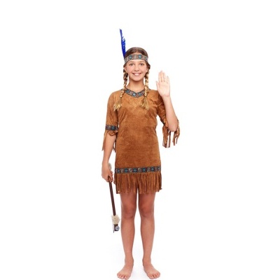 Criança vestida com traje castanho claro com franjas e padrão étnico, com faixa e pena na cabeça, em fundo branco.