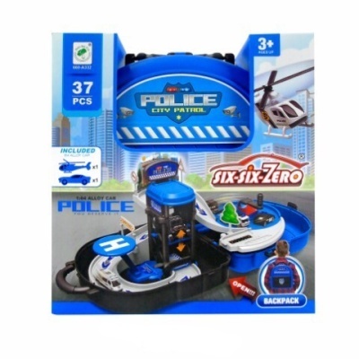 Brinquedo de polícia com mochila azul e pistas e veículos em plástico azul, branco e preto.