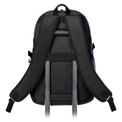 Mochila preta com detalhes em azul, vista de costas com alças acolchoadas e suporte para mala de viagem