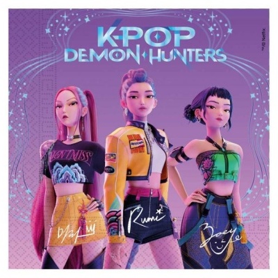 Imagem de três personagens femininas animadas de K-POP DEMON HUNTERS com roupas amarelas, pretas e verdes e assinaturas