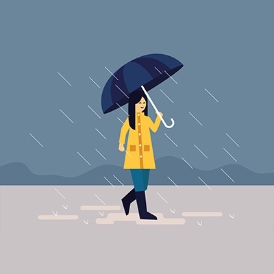 Mulher com casaco amarelo e guarda-chuva azul na chuva