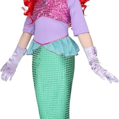 Menina vestida com fantasia de sereia colorida com rosa, roxo e verde, usando luvas, sapatos brilhantes e tiara.