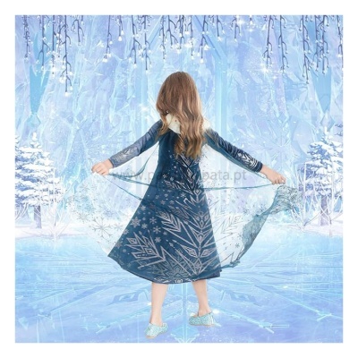 Menina de costas com vestido azul e capa transparente com flocos de neve em cenário iluminado e decorativo