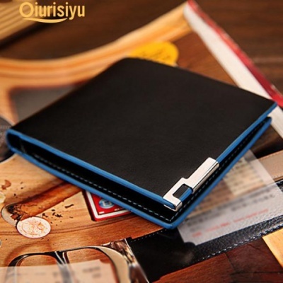 Carteira preta com interior azul e fecho metálico sobre superfície de madeira com papéis