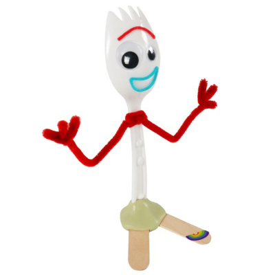 Boneco artesanal feito com talheres e palitos decorados