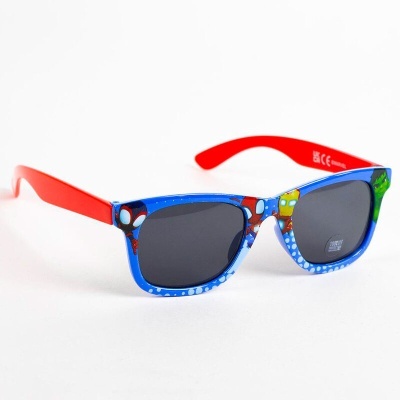 Óculos de sol infantis com armação azul decorada e hastes vermelhas