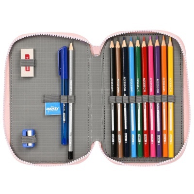 Estojo escolar aberto com lápis, caneta, borrachas e apontador