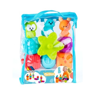 Brinquedos coloridos em saco transparente azul com figuras de animais e estrela verde.