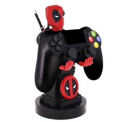 Figura decorativa Deadpool a segurar comando de videojogo