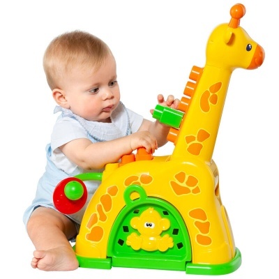 Criança com brinquedo educativo girafa amarelo plástico