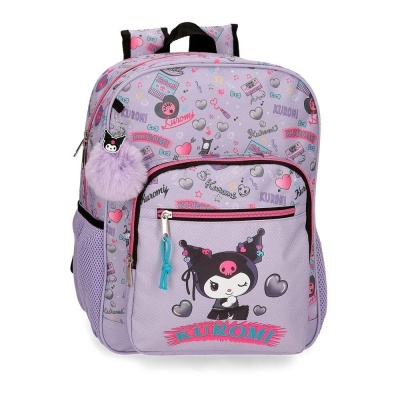 Mochila lilás com padrão de texto e personagem Kuromi e chaveiro pompom.