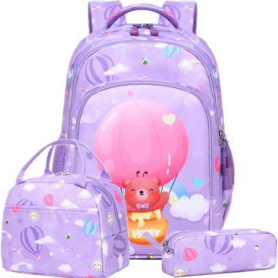 Mochila, lancheira e estojo roxos com estampados de balões e urso vermelho