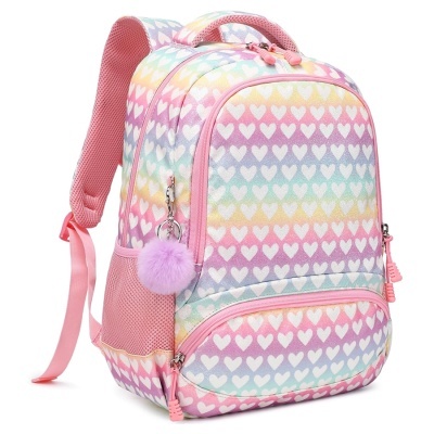 Mochila colorida com padrão de corações brancos e pompom lilás