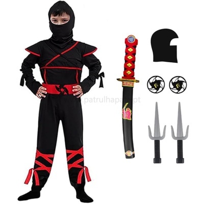 Fato de ninja preto com detalhes vermelhos e acessórios de brinquedo