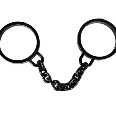 Argolas metálicas pretas ligadas por corrente preta