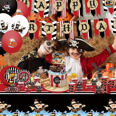 Decoração de festa infantil tema piratas com bolo, bandeirolas e balões