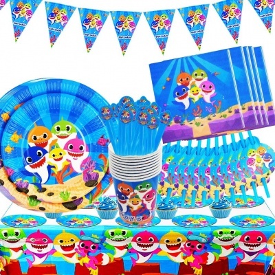 Decoração de festa Baby Shark com pratos e copos azuis e coloridos com personagens tubarões