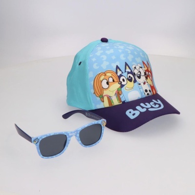 Boné azul e roxo com personagens de Bluey acompanhado de óculos de sol azuis com lentes escuras e detalhes de Bluey