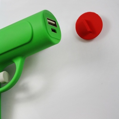 Pistola de plástico verde com portas USB e suporte vermelho