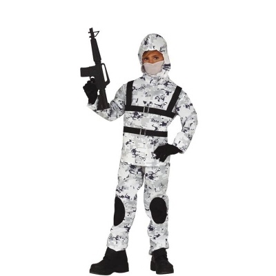 Fato de camuflagem branco e cinza com réplica de arma