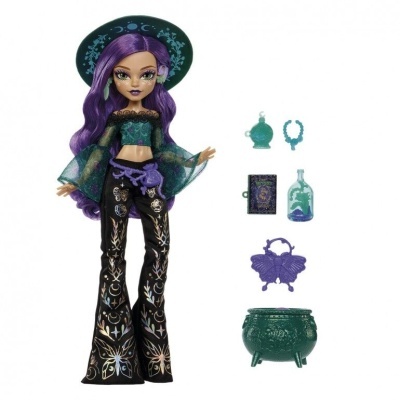 Boneca com cabelo roxo, chapéu verde escuro e roupas decoradas