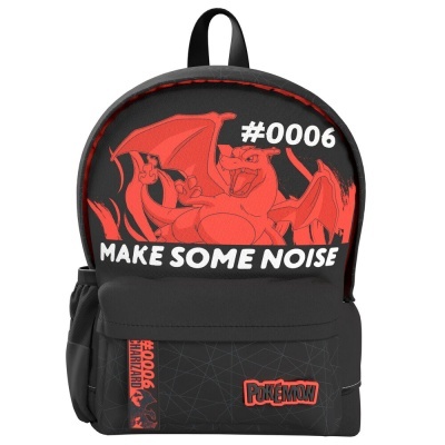 Mochila preta com imagem de Charizard e texto promocional