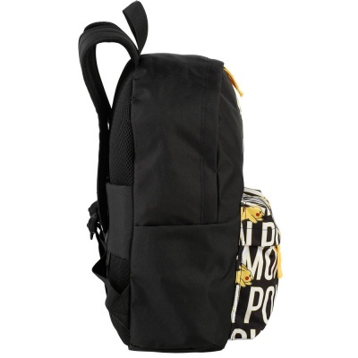 Mochila preta com bolso frontal colorido e padrão de Pokémon.