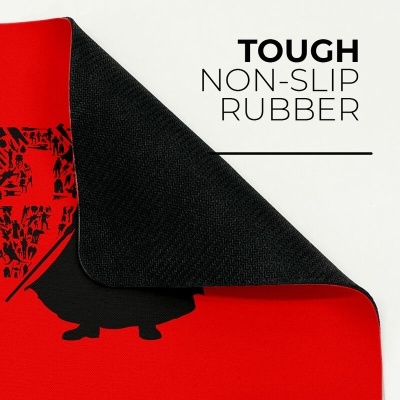 Tapete vermelho com verso preto antiderrapante e texto 'TOUGH NON-SLIP RUBBER'
