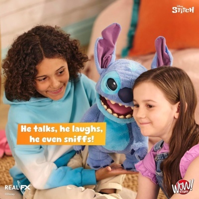 Duas crianças com peluche do Stitch azul e texto promocional sobre brinquedo