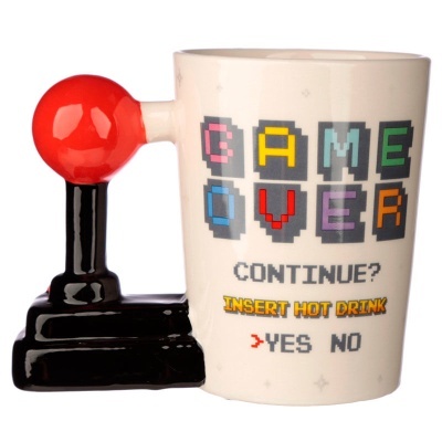 Caneca branca com alça em formato de joystick preto e vermelho e texto 'GAME OVER' pixelado