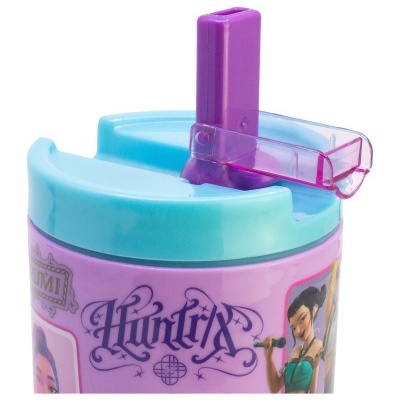 Recipiente cor de rosa claro com tampa azul e canudo roxo translúcido decorado com personagens femininas