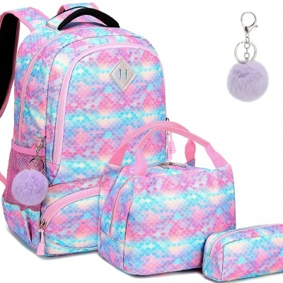 Mochila, saco de viagem, estojo e chaveiro com pompom em padrões cor-de-rosa, azul e lilás