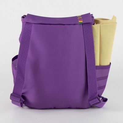 Mochila roxa com alças largas carregando um rolo amarelo na lateral
