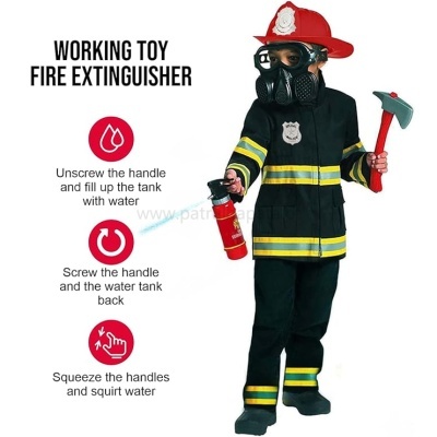 Criança vestida de bombeiro com extintor de brinquedo e machado em fundo branco