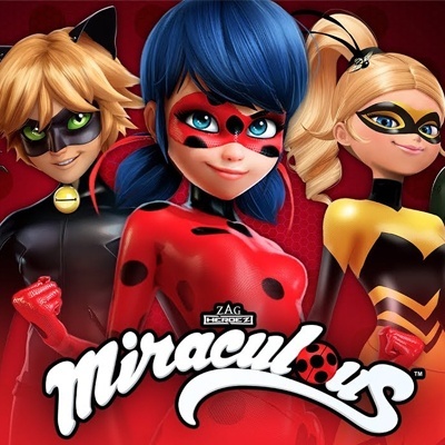 Personagens animados da série Miraculous em trajes coloridos com texto Miraculous.